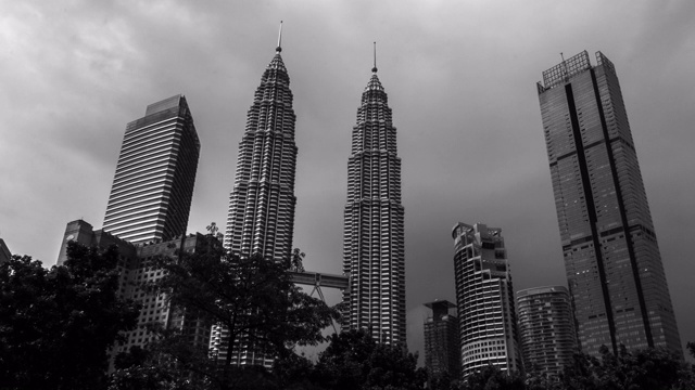 时间流逝- Petronas双子塔在黑&白视频素材