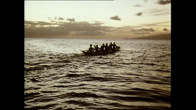日落时分，人们划着独木舟的剪影;1983视频下载