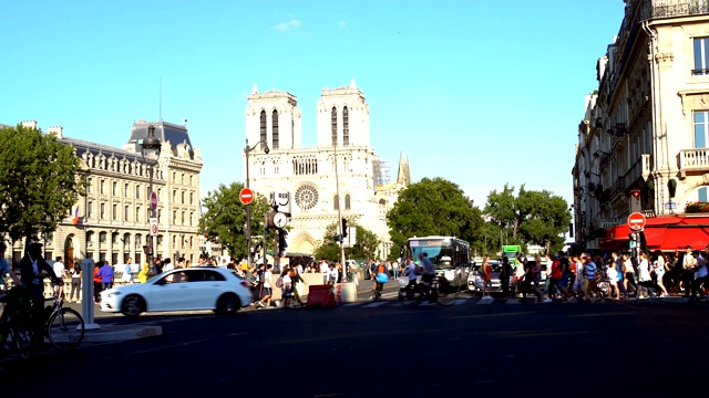 巴黎的交通状况背景是巴黎圣母院，时间流逝视频素材