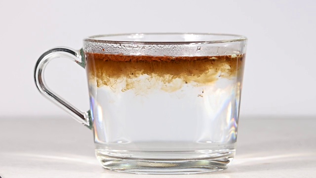 将冷冻干燥的速溶咖啡倒入热水中视频素材