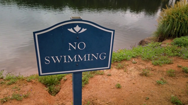 湖边有一个禁止游泳的标志。视频下载