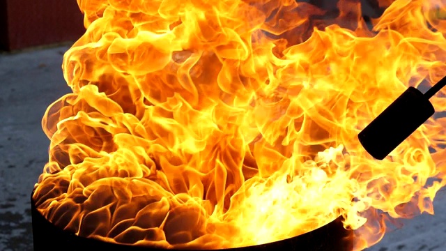 危险的火在一个黑色的浴盆与火焰喷射器喷嘴对准火焰流视频下载