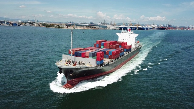 集装箱货船承载着集装箱出口、进出口经济视频素材