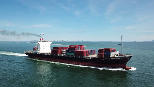 集装箱货船承载着集装箱出口、进出口经济视频素材