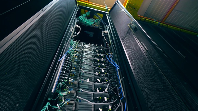 一台计算机和许多电缆在一个服务器室。视频素材