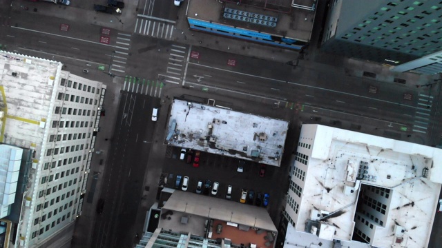 丹佛市中心日出与摩天大楼的空中剪辑视频下载