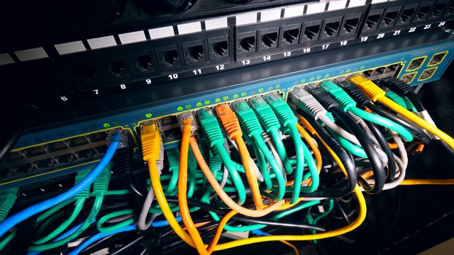 现代数据服务器的电缆和电线，服务器室视频素材