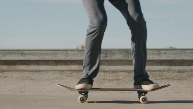 滑板手在慢动作中做踢腿视频素材