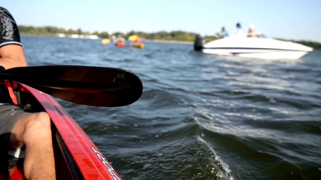 在河上漂着皮艇的人视频下载