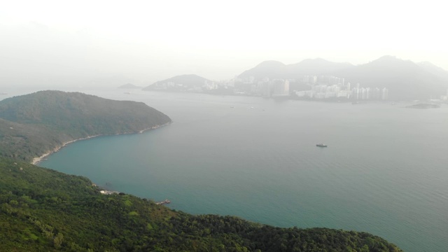 翠绿的海水把南丫岛和香港隔开。视频素材