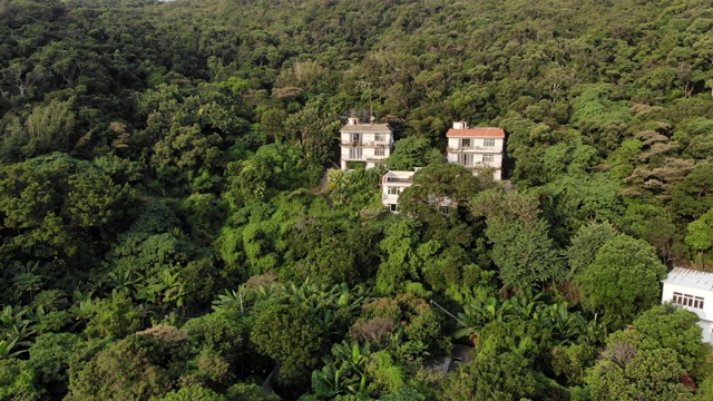 在绿树丛中有几栋别墅。香港视频素材
