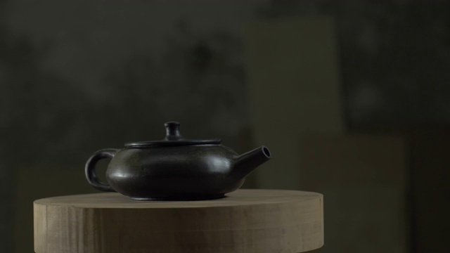 宜兴黑色陶罐烧制后在木架上旋转。茶道用手工陶壶。4 k的视频。59.94帧/秒视频下载