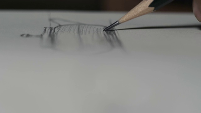 一个男性的手在纸上画一个陶壶素描特写。男性的手用铅笔画画。宏观的观点。4 k的视频。59.94帧/秒视频下载