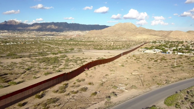 新墨西哥和奇瓦瓦之间的美墨边境墙的空中剪辑视频下载