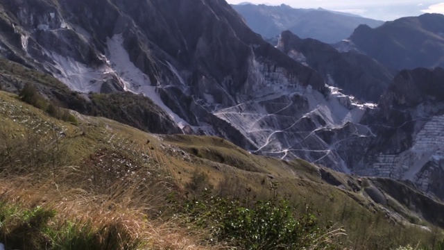 托斯卡纳区卡拉拉:阿沛亚阿尔卑斯山脉的世界著名的意大利大理石采石场视频素材