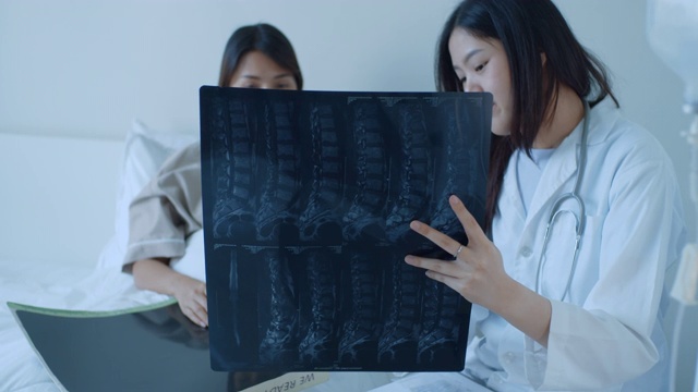 医生和病人谈论x射线图像，4k视频从RAW VDO视频素材