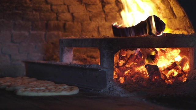 烤箱火和面包制作的慢动作。视频素材