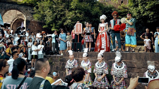 中国湖南凤凰古镇苗族传统婚礼表演。视频下载