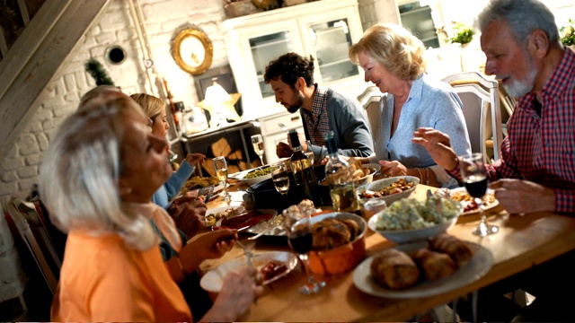 一家人吃感恩节晚餐。视频素材
