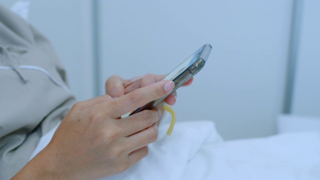 女性患者使用智能手机视频素材