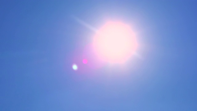 太阳耀斑在蓝天平移拍摄视频素材