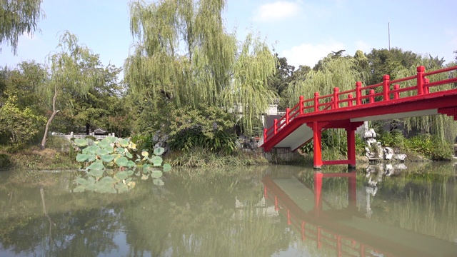 中国园林中的老式桥视频素材