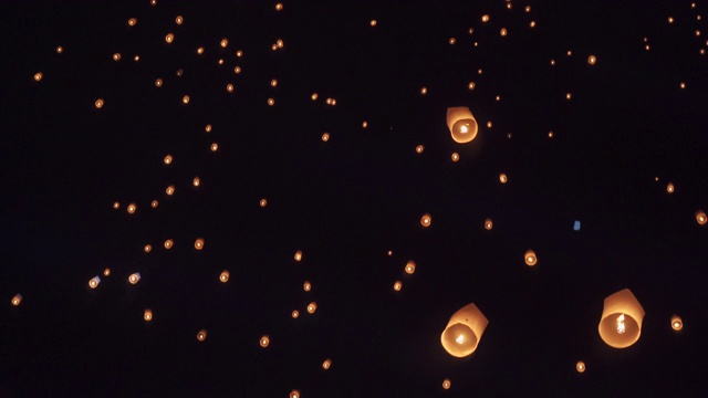 SLO MO在Yee Peng Festival (Yi Peng)举起手放灯笼到天空视频下载