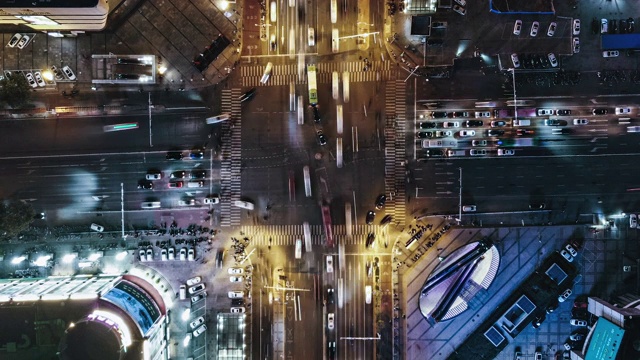 T/L TD无人机夜间城市街道十字路口的视角视频素材
