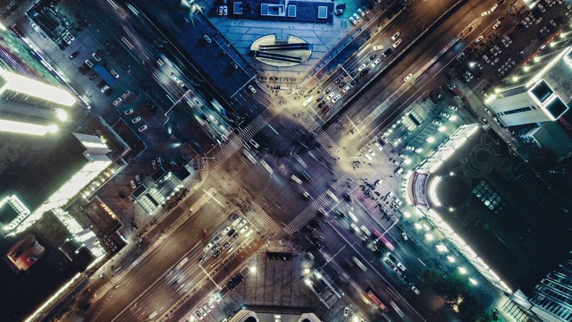 市区街道十字路口夜间顶视图视频素材