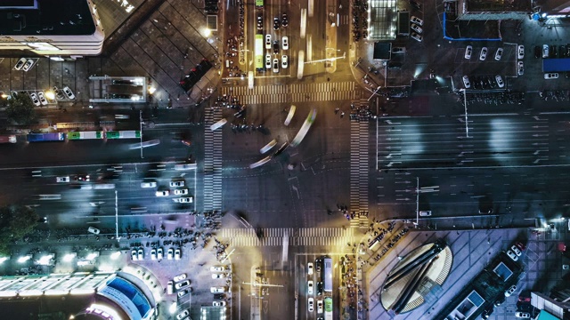 T/L无人机视角下的城市街道十字路口在夜间视频素材