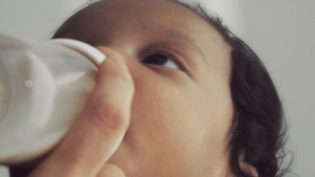 婴儿奶瓶喂养视频素材