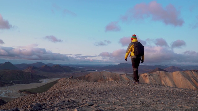 一名男子背着双肩包在Landmannalaugar自然风景区旅行视频素材
