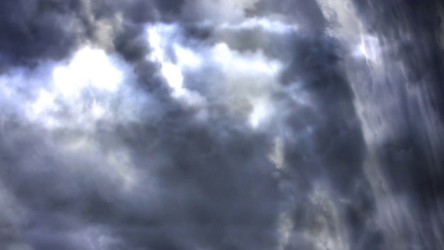 绿色闪电雷暴和不祥的云- 4K无缝循环运动背景动画视频素材