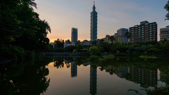 从夜晚到白天，台湾台北市商业区的时光流逝视频下载