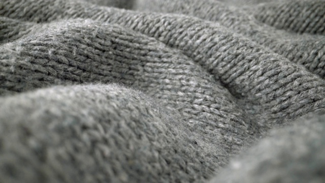极端细节的绵羊羊毛布料纹理流动在微距小车拍摄。视频素材