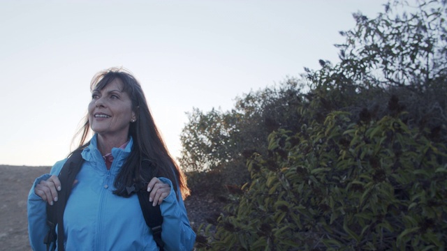 加州大学的一名高级妇女在山上徒步旅行视频下载