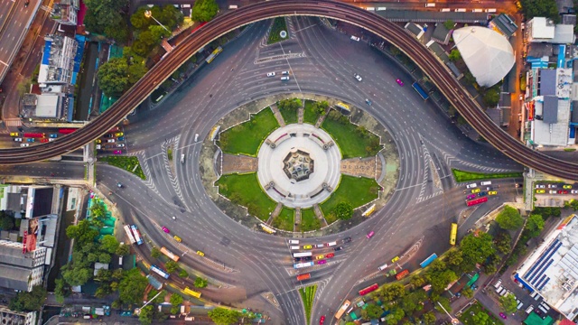 在泰国曼谷的胜利纪念碑上的空中摄影视频素材