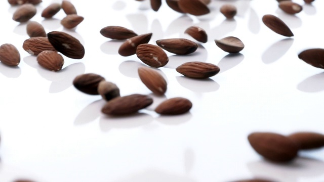 烤阿拉比卡咖啡豆落在白色的桌子上视频下载