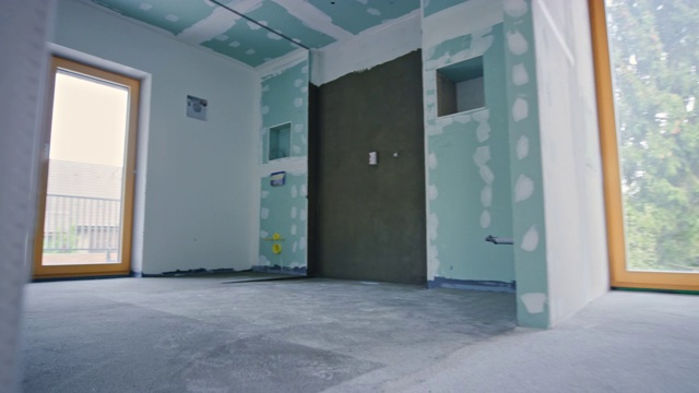 在建筑过程中，房子的墙壁已经完成视频素材