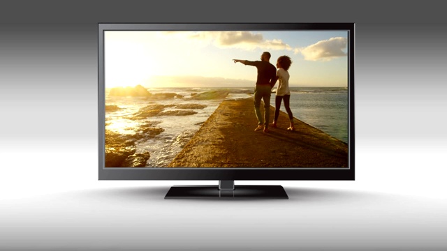 平板电视，屏幕上有一对情侣在沙滩上视频下载