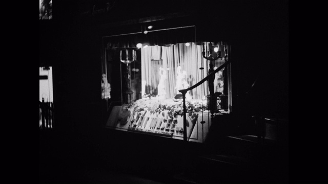 20世纪50年代，美国纽约州纽约市，一名夜间橱窗购物的男子视频下载