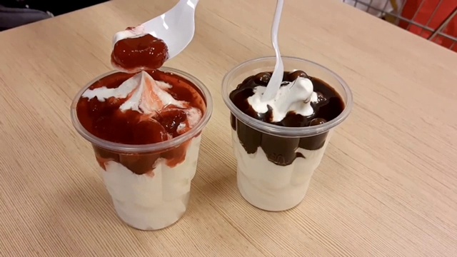 吃冰淇淋加草莓和巧克力糖浆视频素材