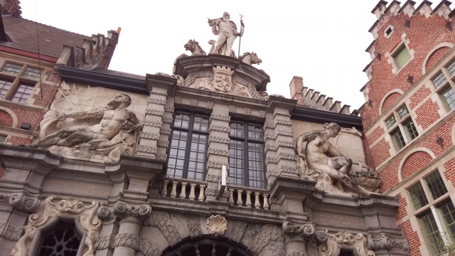 比利时根特古鱼市外立面的海王星雕像视频素材