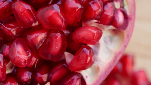 宏旋转视频的种子的石榴是红色的，像一个红宝石，可以吃视频素材