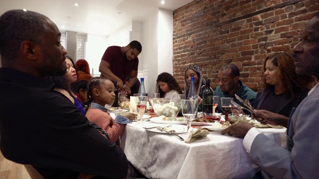 美国黑人大家族好几代人在感恩节吃火鸡视频下载