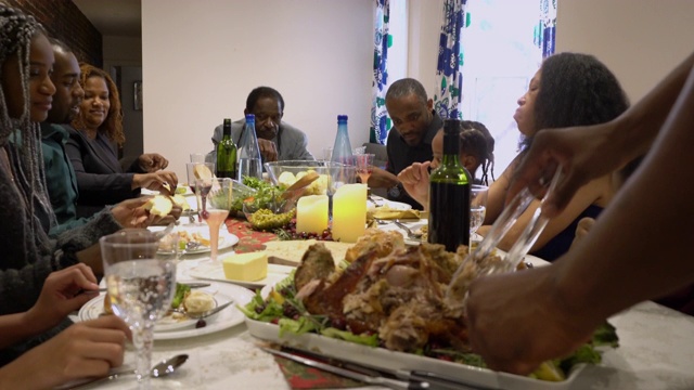 美国黑人大家族几代人一起分享火鸡大餐视频素材