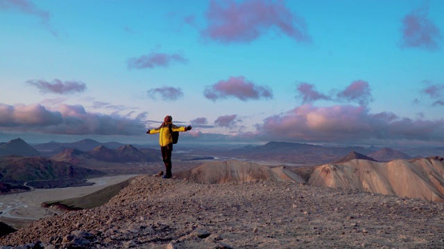 一名男子背着双肩包在Landmannalaugar自然风景区旅行视频素材