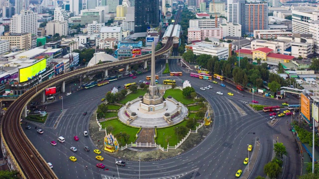 在泰国曼谷的胜利纪念碑上的空中摄影视频素材