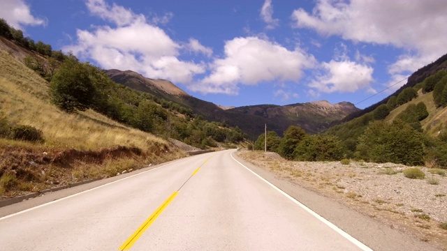 驱动板。乡村公路上的汽车，山脉，山谷- POV -视角前-挡风玻璃。的一天。视频素材