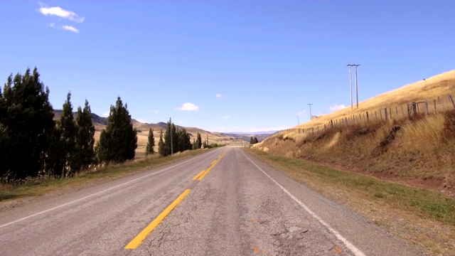 驱动板。乡村公路上的汽车，山脉，山谷- POV -视角前-挡风玻璃。的一天。视频素材